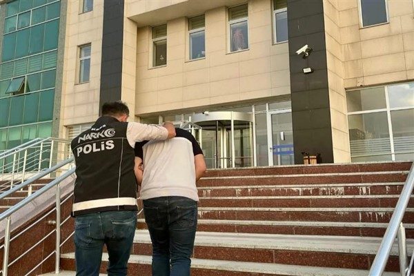 KARS’TA UYUŞTURUCU OPERASYONU: ESKİ CEZALI ŞÜPHELİ YAKALANDI
