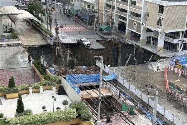 Vajira Hastanesi Önünde 50 Metre Derinliğinde Çukur Oluştu