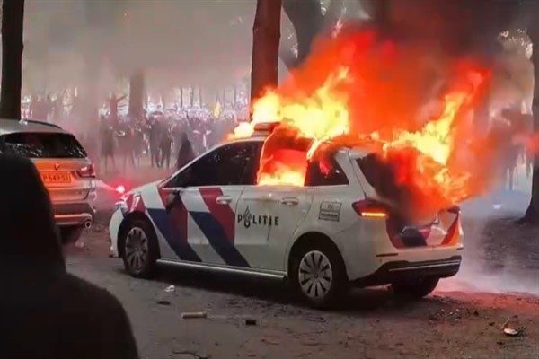 SAĞCI PROTESTOCULAR LAHEY’DE ŞİDDETE NEDEN OLDU