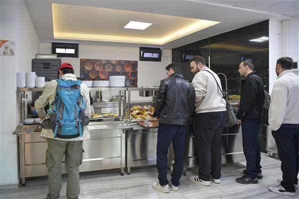GENÇLİK SOFRALARI BAŞKENTTE YENİ NOKTALARA ULAŞIYOR