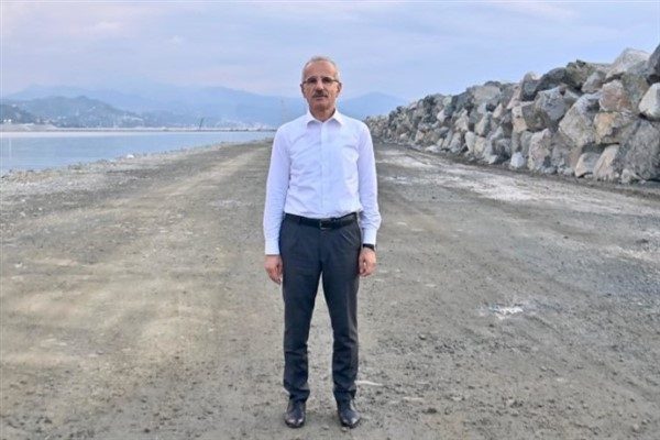 Ulaştırma Bakanı Uraloğlu Hava Trafik Kontrolörlerini Kutladı