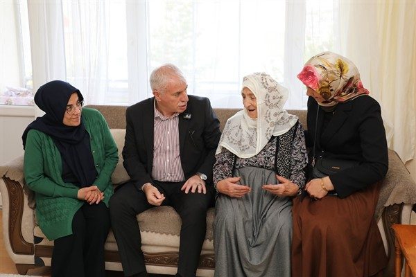 Bayburt Belediye Başkanı Mete Memiş, Yaşlılara Destek Veriyor