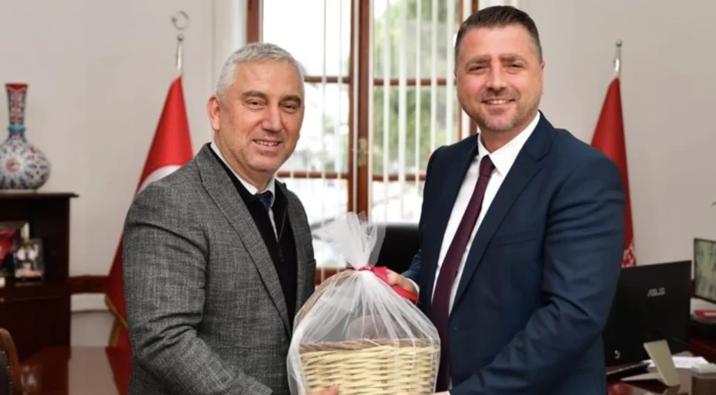 Şarköy Belediyesi, T.C. Çevreci Belediyeler Birliği 2025 Aralık Encümen Toplantısı'na katıldı. Bergama'da yapılan zirvede çevre projeleri konuşuldu.