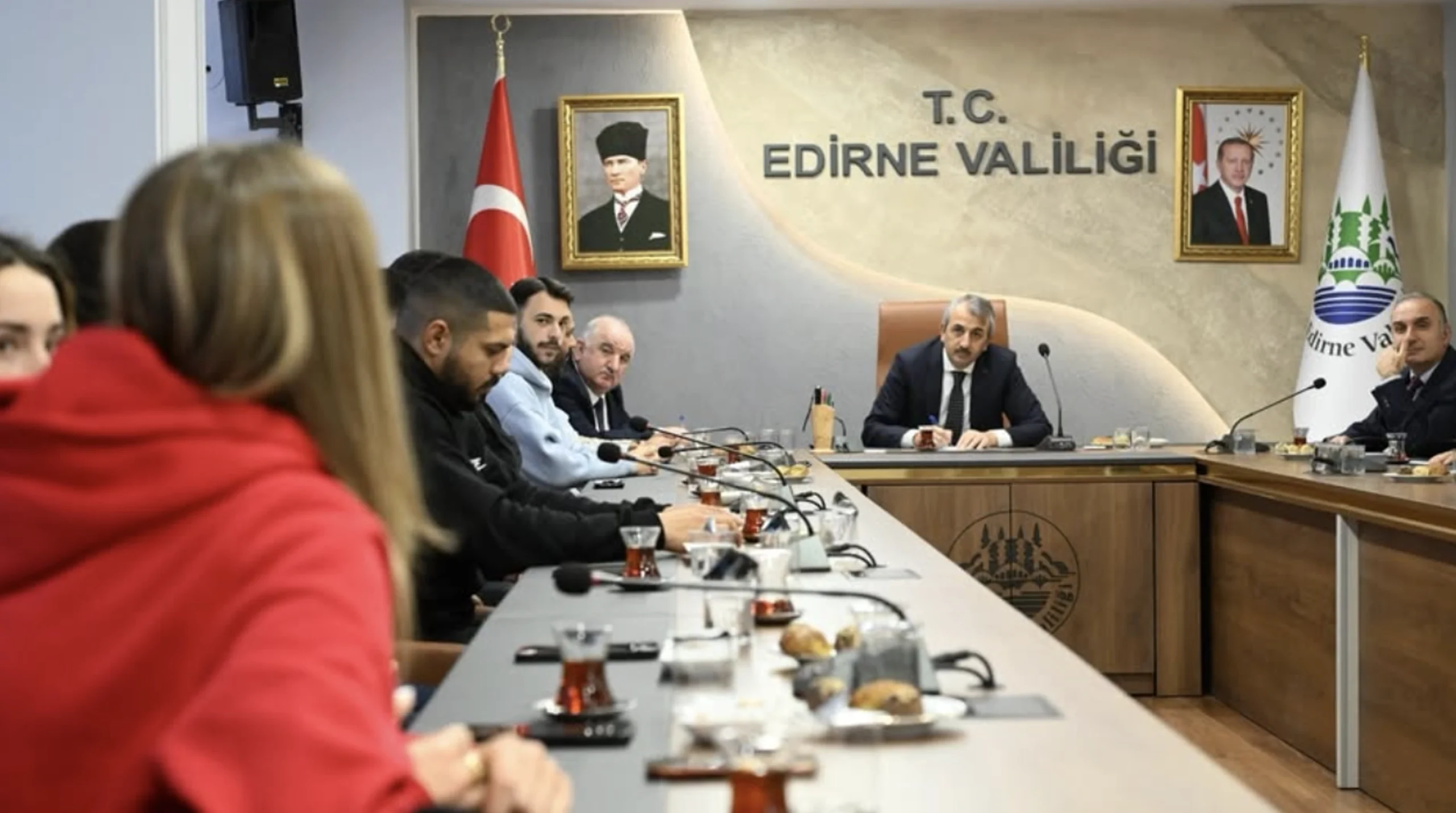 Vali Sezer Antrenörlerle Buluştu