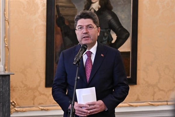 Bakan Tunç: Milletimiz Darbeyi İyi Biliyor