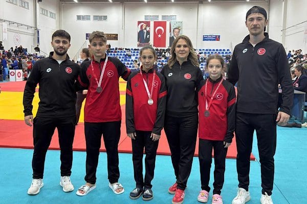 Düzce’nin judo takımı, uluslararası turnuvada 3 madalya kazandı