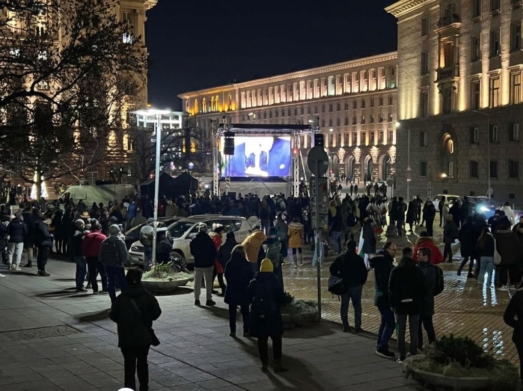 Снимка: Въпреки студеното време, стотици граждани останаха на площада в „Триъгълника на властта“, за да следят изказванията на лидерите на големите екрани.