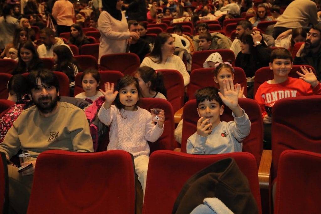 Edirne Belediyesi çocukları tiyatroyla buluşturmaya devam ediyor. Atatürk Kültür Merkezi'nde sahnelenen Okumaz Yazmaz Krallığı oyunu büyük ilgi gördü. Etkinlik detayları ve fotoğraflar haberimizde.