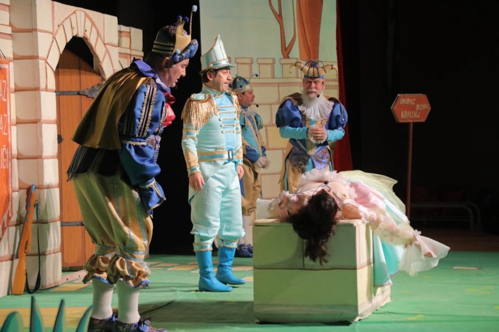 Edirne Belediyesi çocukları tiyatroyla buluşturmaya devam ediyor. Atatürk Kültür Merkezi'nde sahnelenen Okumaz Yazmaz Krallığı oyunu büyük ilgi gördü. Etkinlik detayları ve fotoğraflar haberimizde.