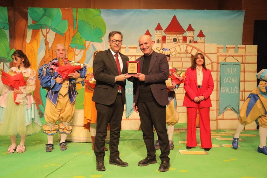 Edirne Belediyesi çocukları tiyatroyla buluşturmaya devam ediyor. Atatürk Kültür Merkezi'nde sahnelenen Okumaz Yazmaz Krallığı oyunu büyük ilgi gördü. Etkinlik detayları ve fotoğraflar haberimizde.