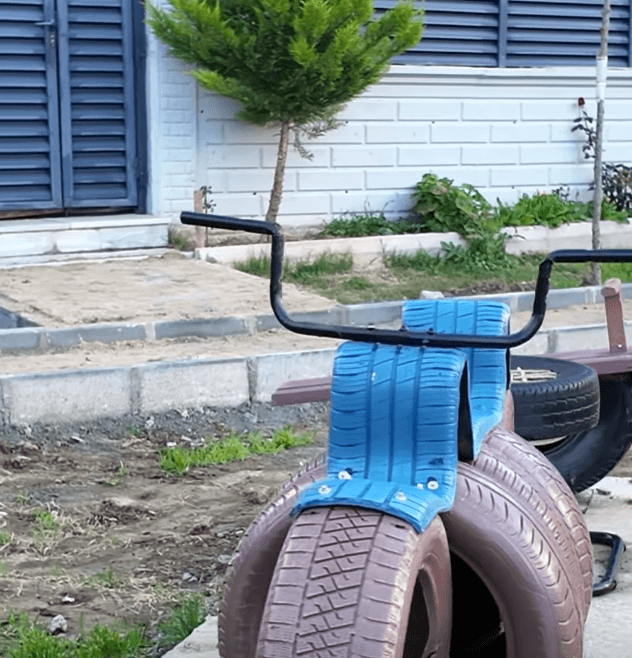 Marmaraereğlisi Belediyesi atölyelerinde geri dönüştürülmüş lastikler ve metal parçalar kullanılarak üretilen mavi renkli, yaratıcı çocuk oyuncağı.