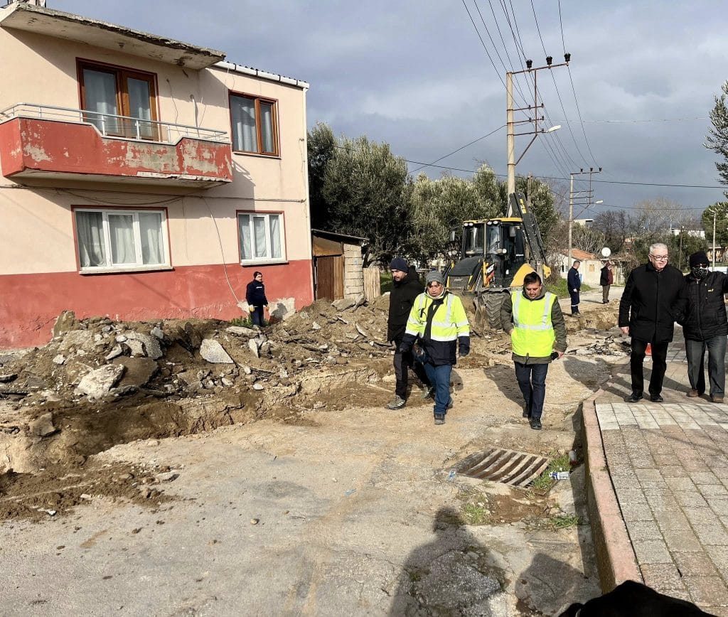 Hamamaltı mevkiine inen Çınar Sokak’taki bozuk zemin, Fen İşleri Müdürlüğü ekiplerinin titiz çalışmasıyla modern ve güvenli bir hale getiriliyor.