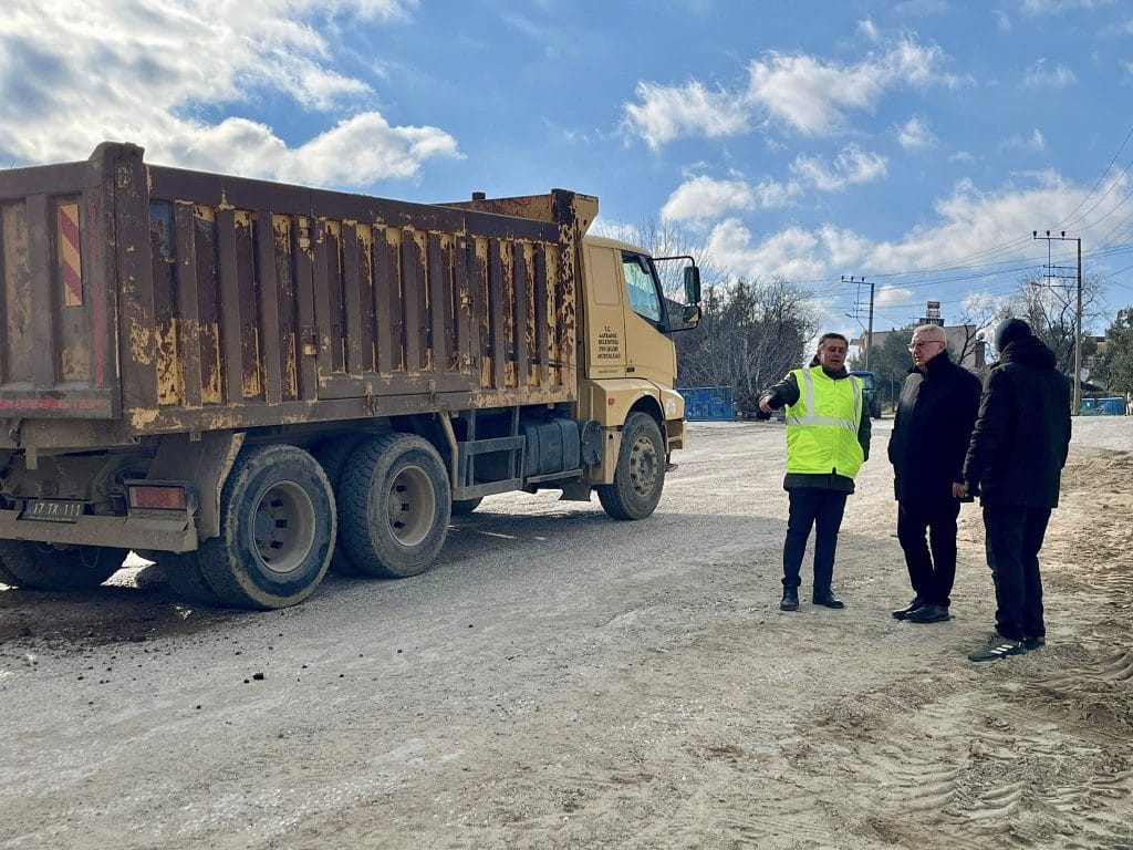 Başkan Hasan Cem Atılgan, ilçenin ulaşım altyapısını güçlendirmek adına yürütülen süreçleri yakından takip ediyor ve saha sorumlularından anlık brifing alıyor.