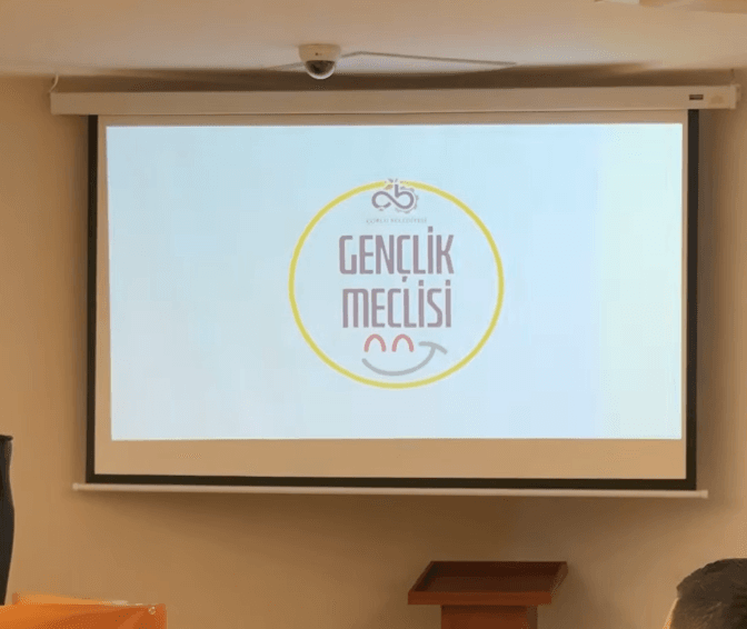 Çorlu Belediyesi Gençlik Meclisi'nin gerçekleştirilen ilk tanışma toplantısında perdeye yansıtılan resmi logosu.