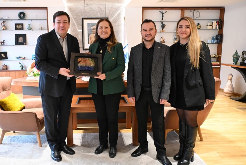 DİSK Genel Başkanı Arzu Çerkezoğlu, Çanakkale Belediyesi'ne nezaket ziyaretinde bulundu. Emek dünyasının konuşulduğu bu önemli buluşmanın detayları ve verilen mesajlar haberimizde.