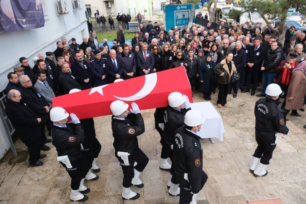 19. ve 20. Dönem Edirne Milletvekili Erdal Kesebir için Uzunköprü Kaymakamlığı önünde düzenlenen resmi törene yoğun katılım gerçekleşti, sevenleri merhuma son görevini yaptı.