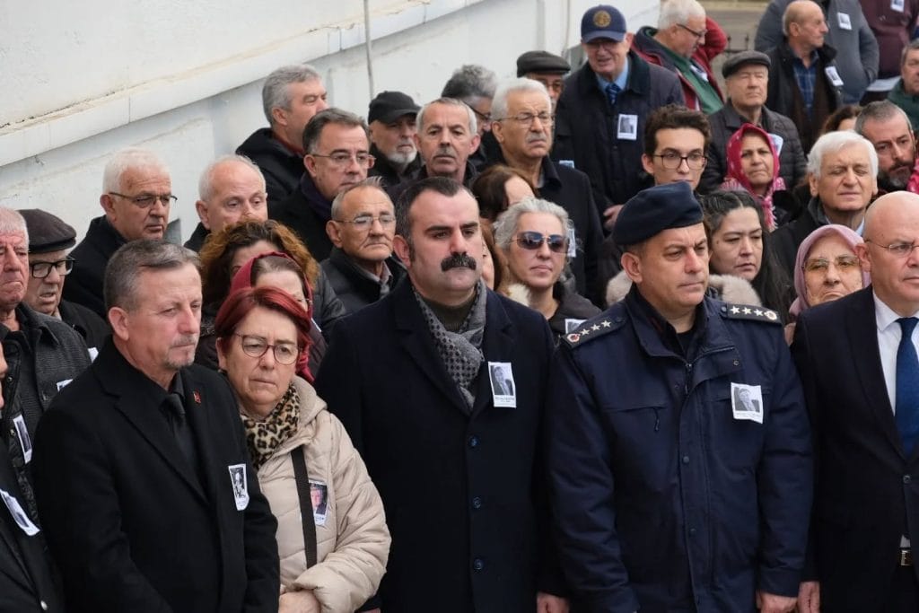 Uzunköprü'de düzenlenen cenaze törenine katılan protokol üyeleri ve vatandaşlar, merhum vekil Erdal Kesebir'in fotoğrafını yakalarında taşıyarak saygı duruşunda bulundu.