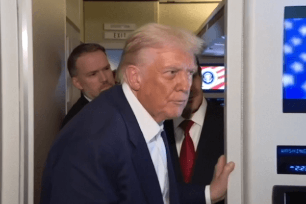 Trump’tan Sağlık İtirafı: Aspirin ve Makyaj