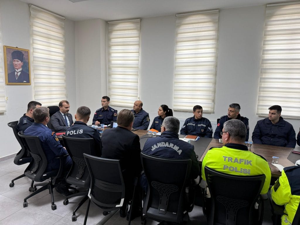 Eceabat Kaymakamı Kerem Yenigün başkanlığında toplanan güvenlik zirvesinde, Emniyet, Jandarma ve Sahil Güvenlik birimleri 2025 yılı stratejilerini belirledi. Geçmiş verilerin analizi ve yeni tedbirlerle ilçede huzur tam gaz.