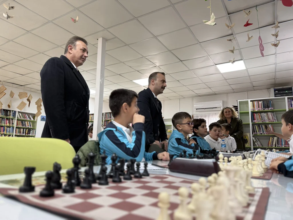 Eceabat Kaymakamı Kerem Yenigün, İlçe Halk Kütüphanesi’ndeki satranç kursunu ziyaret etti. Öğrencilerle satranç masasına oturan Yenigün, gençlerin stratejik gelişimine tam destek verdi. Renkli anların yaşandığı ziyarette dostluk kazandı.