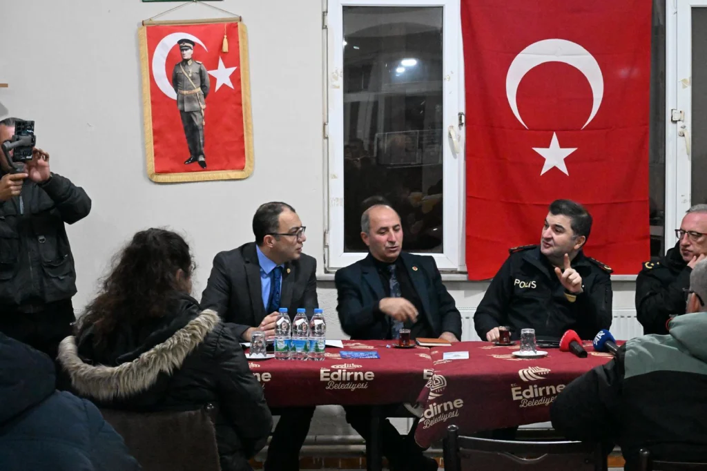 Edirne Emniyet Müdürü Muhittin Ayhan, İstasyon Mahallesi sakinleriyle huzur toplantısında bir araya geldi. Vatandaşların talep ve önerilerinin dinlendiği toplantıda, güvenli sokaklar için polis-halk iş birliğinin önemi vurgulandı.