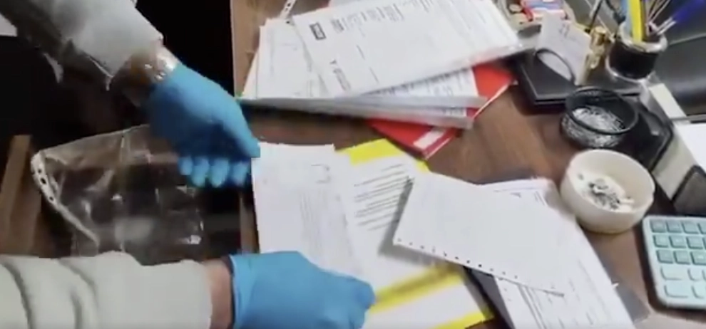 Edirne Emniyeti, vatandaşları faiz batağına sürükleyen tefecilere göz açtırmadı. Düzenlenen operasyonda silah ve çok sayıda senet ele geçirildi, 2 kişi tutuklandı. İşte operasyonun tüm detayları.