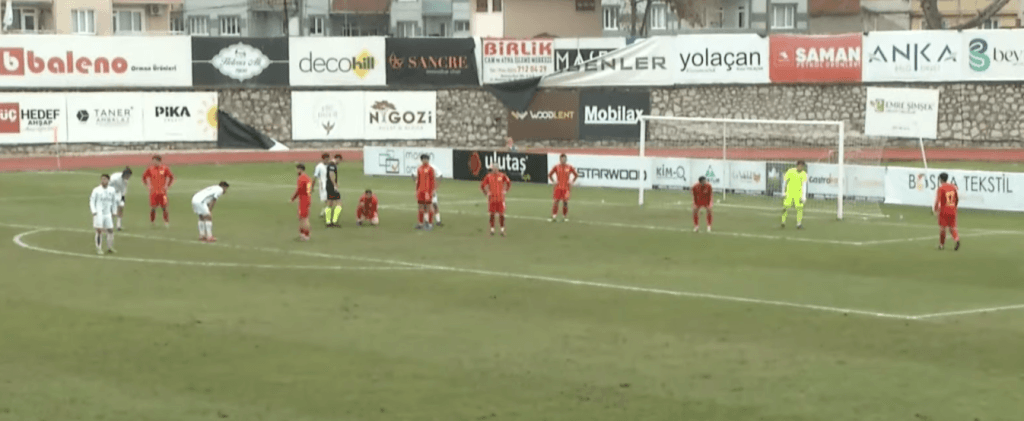 Temsilcimiz Edirnespor, ikinci yarının ilk maçında Bursa deplasmanında sahaya puan parolasıyla çıktı.