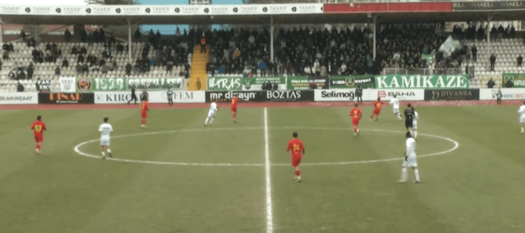 Edirnesporlu futbolcular, lider İnegöl Kafkas Spor karşısında 90 dakika boyunca büyük bir mücadele örneği sergiledi.