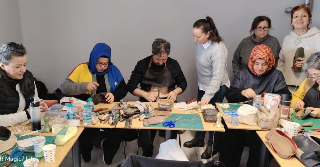 Lüleburgaz yemeni atölyesi eğitim süreci ve deri dikimi aşamaları
