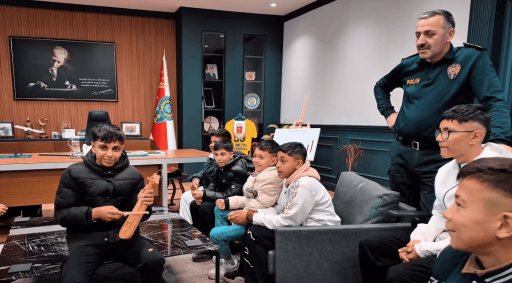 Tekirdağ İl Emniyet Müdürü'nün makam odasında ağırlanan bir öğrenci, müdüre ve arkadaşlarına kemençe çalarak keyifli anlar yaşatıyor.