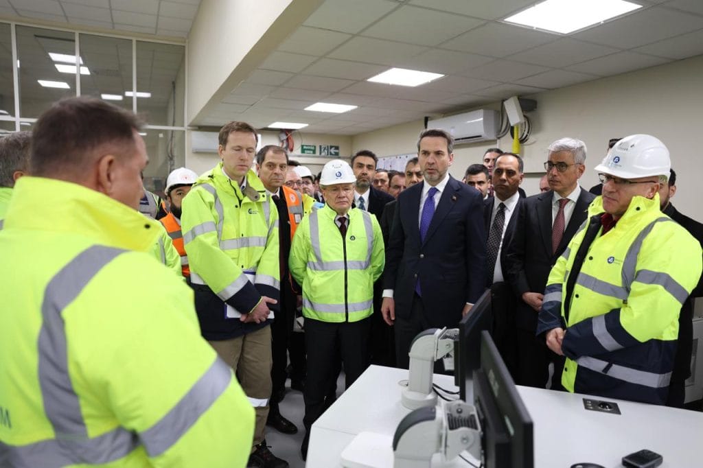 Akkuyu NGS'de ilk reaktör %99 bitti. Bakan Bayraktar, 2050 nükleer hedefini 20 bin megavat olarak açıkladı. Sinop ve Trakya nükleer santral planları netleşti.