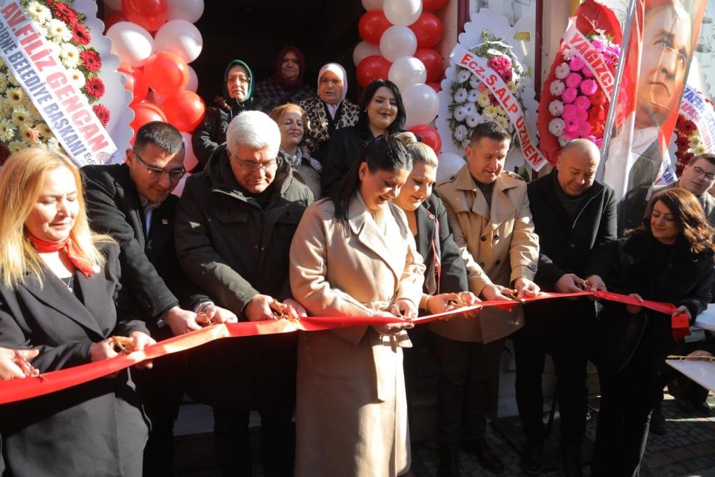 Edirne Belediye Başkanı Av. Filiz Gencan Akın ve Dernek Başkanı Zuhal Azseven, Cumhuriyetin Özgür Kadınları Derneği’nin açılış kurdelesini "Hayırlı olsun" dilekleriyle kesti.