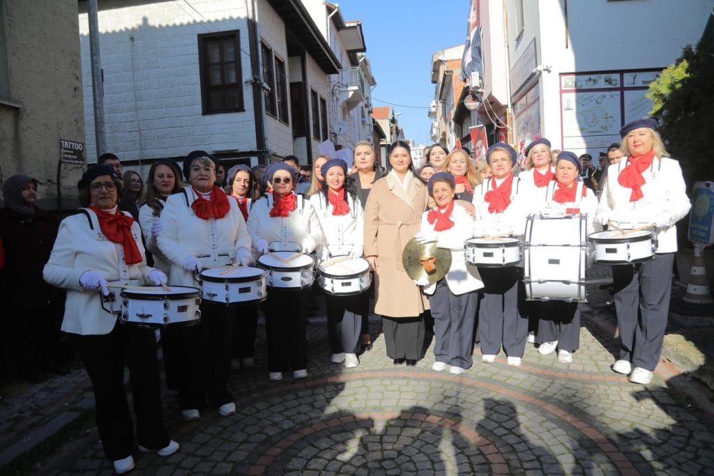 Edirne Belediye Başkanı Filiz Gencan Akın, Cumhuriyetin Özgür Kadınları Derneği'nin açılışını yaptı. Zuhal Azseven başkanlığındaki dernek, kadın hakları için çalışacak.