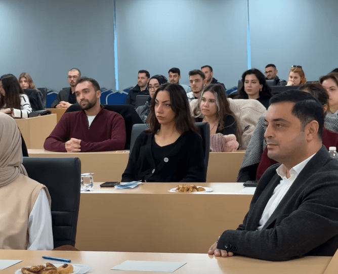 Çorlu Belediyesi Gençlik Meclisi'nin tanışma toplantısına katılan gençler, meclis salonunda yerlerini almış konuşmacıyı dinliyor.