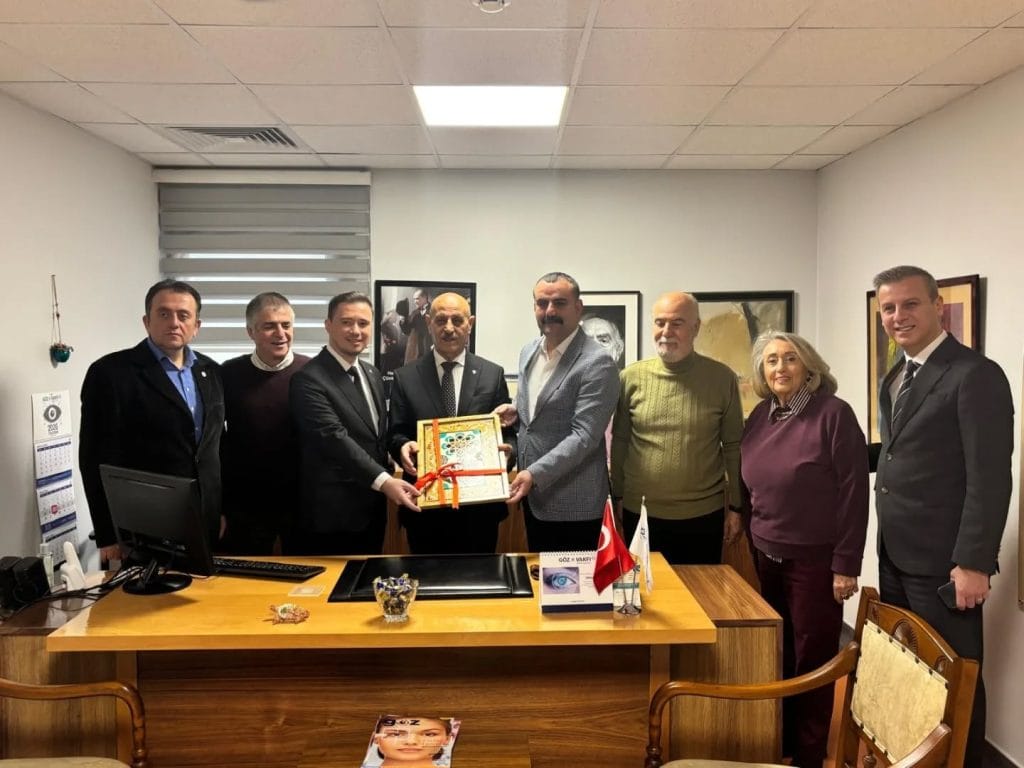 Uzunköprü Belediyesi, Göz Vakfı Bayrampaşa Hastanesi'ni ziyaret etti. Vakıf Başkanı Av. Fuat Topdemir ve Tunç Gezer ile gerçekleşen samimi buluşmanın detayları haberimizde.