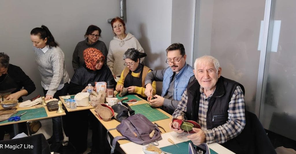 Lüleburgaz Halk Eğitim Merkezi kursiyeri yemeni dikimi ve geleneksel el sanatları