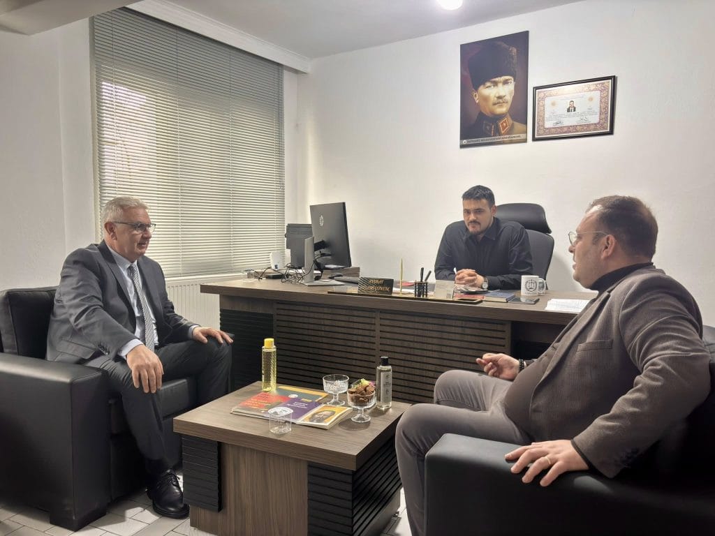 Bayramiç Belediyesi Başkanı Hasan Cem Atılgan ve meclis üyeleri, yeni açılan Günenç Avukatlık Bürosu'na hayırlı olsun ziyaretinde bulundu. İlçedeki dayanışma örneği ve detaylar Trakyalife'ta.