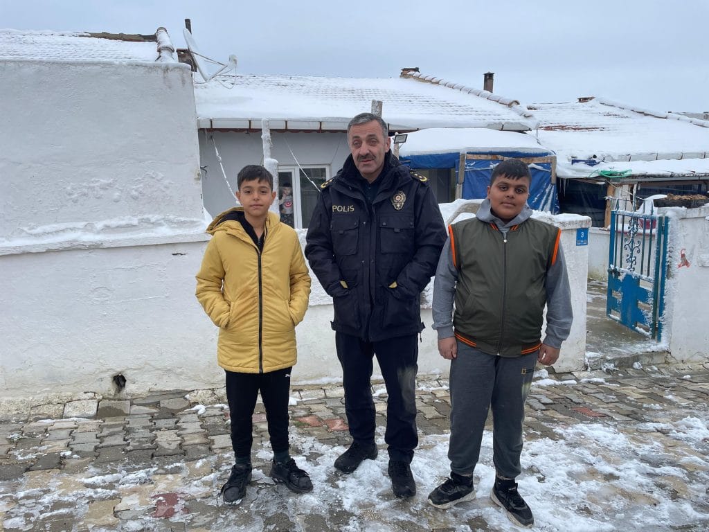 Tekirdağ Emniyet Müdürü A. Metin Turanlı, Malkara Hacıevhat Mahallesi'nde vatandaşlarla buluştu. Asayiş, narkotik tedbirleri ve gençlerle yapılan görüşmenin detayları Trakyalife'ta.