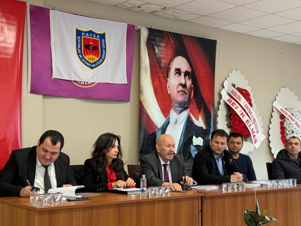 Havsa Belediyesi Başkanı Hüseyin Özden, Şoförler Odası genel kuruluna katıldı. Seçimlerde güven tazeleyen Mehmet Cam yeniden başkan oldu. Genel kurul detayları ve başkanın mesajı Trakyalife'ta.