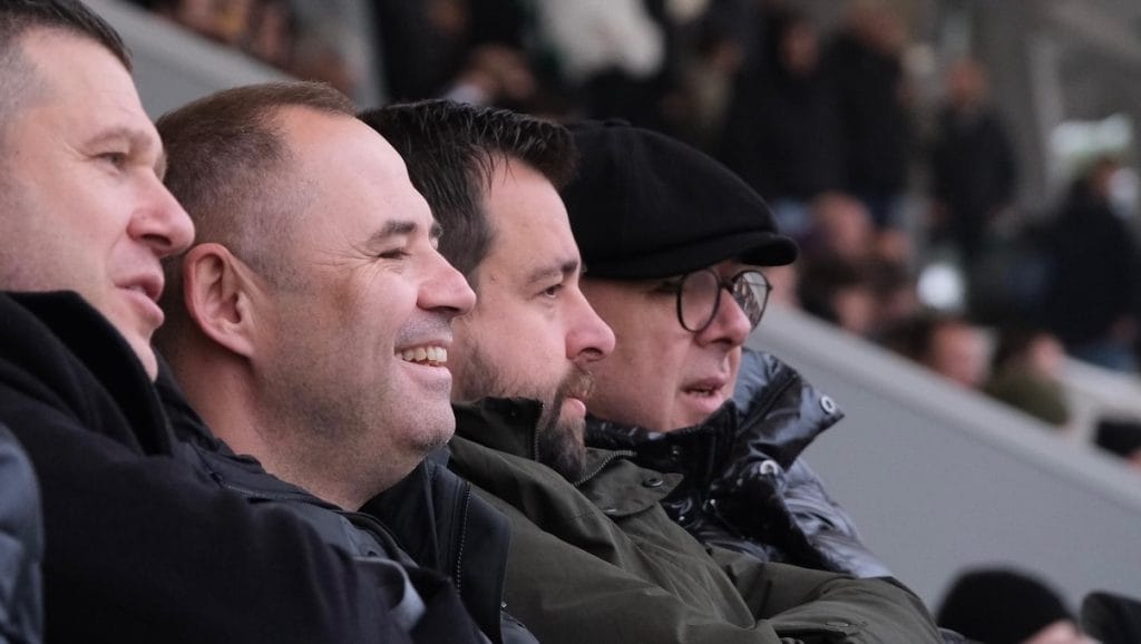 Kırklareli Belediye Başkanı Derya Bulut, Kırklarelispor maçını tribünden izledi. Mağlubiyete rağmen takıma tam destek veren Bulut, "Bu takıma güveniyoruz" dedi. Detaylar Trakyalife'ta.