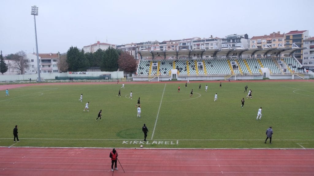 Kırklareli Belediye Başkanı Derya Bulut, Kırklarelispor maçını tribünden izledi. Mağlubiyete rağmen takıma tam destek veren Bulut, "Bu takıma güveniyoruz" dedi. Detaylar Trakyalife'ta.