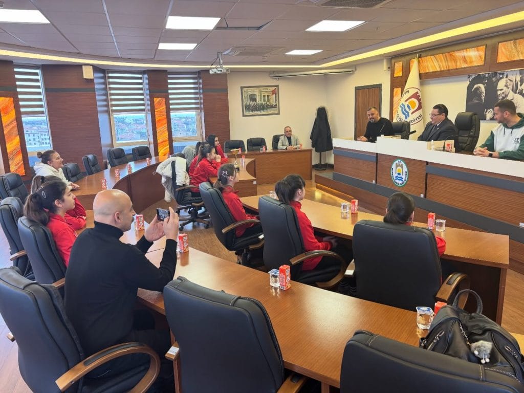 Marmaraereğlisi'nden büyük başarı! Batı Marmara Spor Kulübü U-14 Kız Basketbol takımı Tekirdağ 2.'si olarak Edirne biletini kaptı. Antrenörler ve sporcular tebrik edildi.