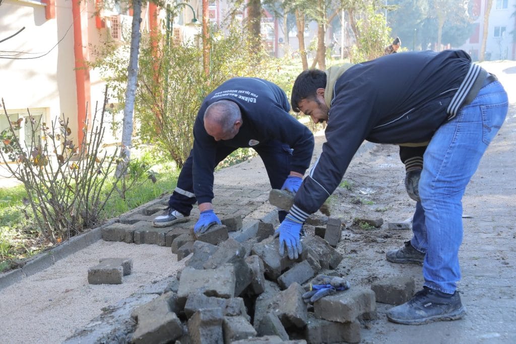 Edirne Belediyesi Fen İşleri ekipleri, Kurtuluş Mahallesi genelinde deforme olan kaldırımlarda bakım ve onarım çalışması başlattı. Yaya güvenliğini artıran çalışmaların detayları haberimizde.
