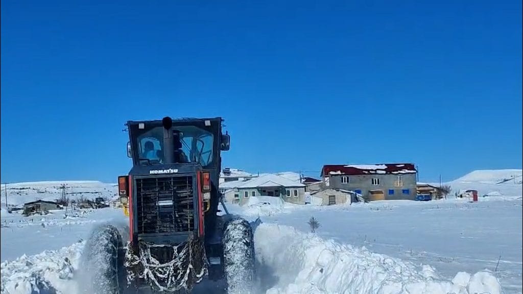 Malatya Büyükşehir Belediyesi ekipleri karla mücadelede 4 bin 71 kilometre yolu ulaşıma açtı. 176 mahallede yürütülen nefes kesen çalışmalar ve hasta kurtarma operasyonlarının detayları haberimizde.