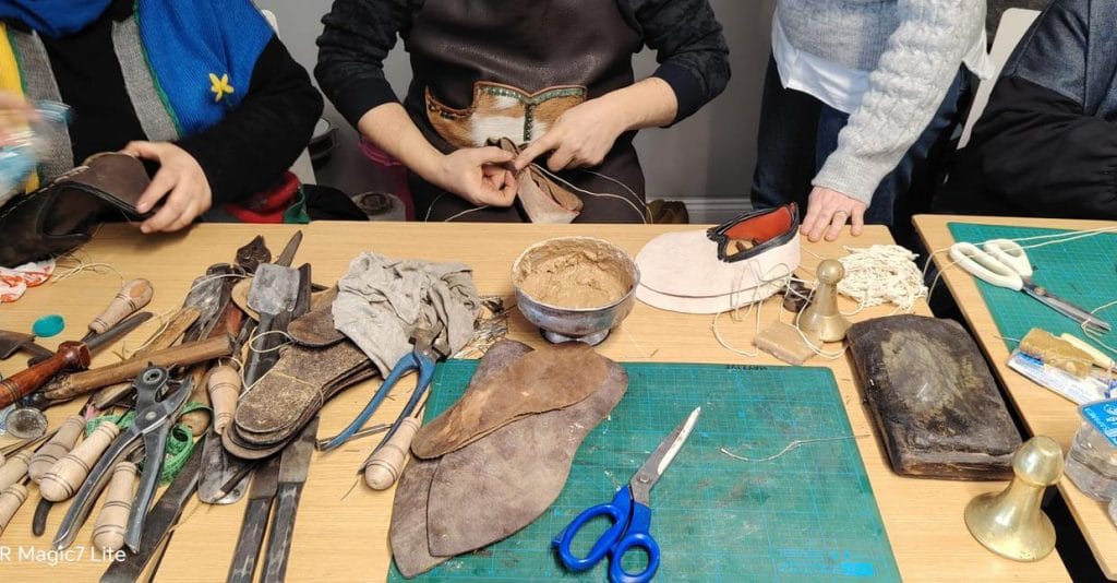Geleneksel yemeni yapımında kullanılan deri işleme aletleri ve el işçiliği detayları