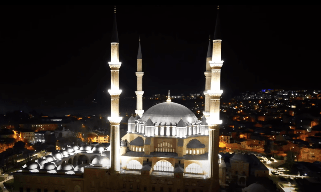 Mimar Sinan'ın ustalık eseri Selimiye Camii'nin, kademeli kubbelerini ve mimari estetiğini gece karanlığında ortaya çıkaran detaylı profil görünümü.
