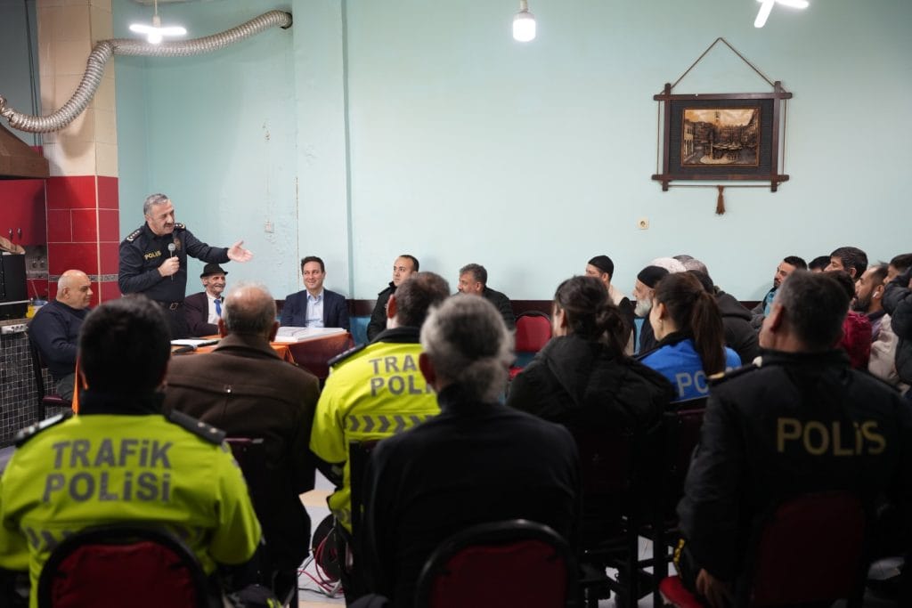 Tekirdağ Emniyet Müdürü A. Metin Turanlı, Aydoğdu Mahallesi'nde vatandaşla buluştu. Gençleri korumak için NARVAS destekli operasyonlar ve zehir tacirlerine karşı kırmızı çizgi mesajları haberimizde.