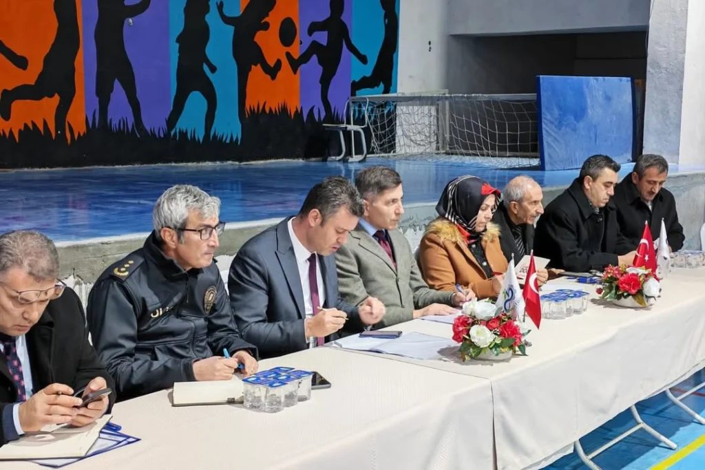 Çorlu'da devlet ve vatandaş Nusratiye'de buluştu. Kaymakam Niyazi Erten ve Başkan Ahmet Sarıkurt'un katılımıyla gerçekleşen halk günü toplantısında talepler dinlendi, çözüm yolları konuşuldu.