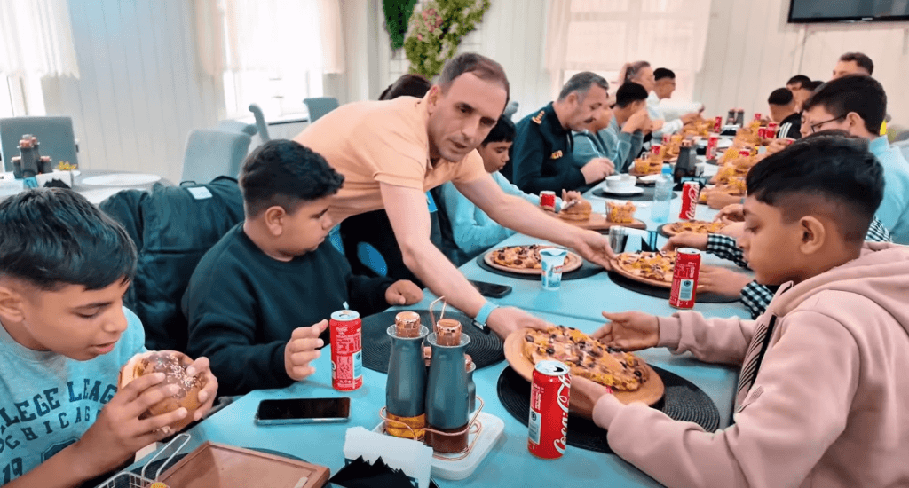 Ziyaretin ardından öğrenciler, polis memurlarıyla birlikte Polisevi'nde düzenlenen yemekte hamburger ve pizza yiyerek keyifli vakit geçiriyor.