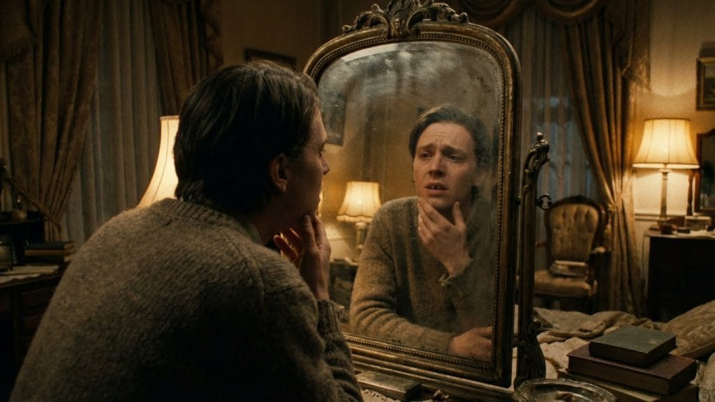 Loş bir odada aynaya bakıp eksik dişini kontrol eden endişeli kişi; güç kaybı, yaşlanma korkusu ve itibar kaygısını yansıtan rüya sahnesi.